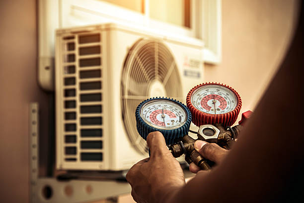 Professional Ac Installation technician working in Maryland Heights, MO